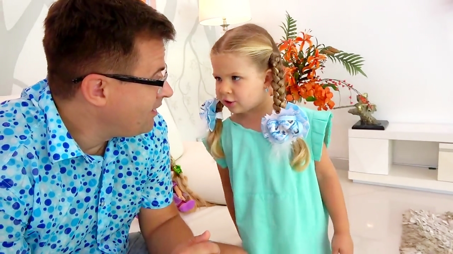 دیانا و اسباب بازی ها - دیانا و بابایی با هم بازی می کنند